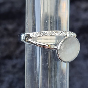 Ring mit Kristallen und Katzenauge