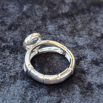Ring mit Kristallen und Katzenauge