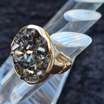 Ring vergoldet mit schwarzen Kristallen