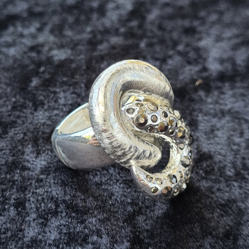 Ring versilbert mit schwarzen Kristallen
