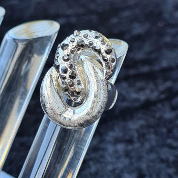 Ring versilbert mit schwarzen Kristallen