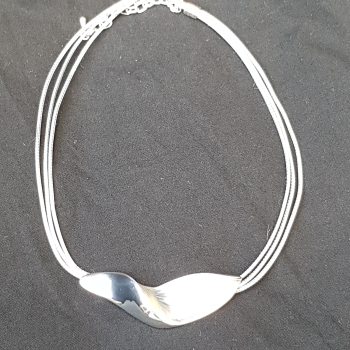 Collier versilbert mit grauen Textilbändern
