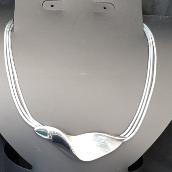 Collier versilbert mit grauen Textilbändern