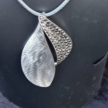 Kette versilbert mit schwarzen Kristallen