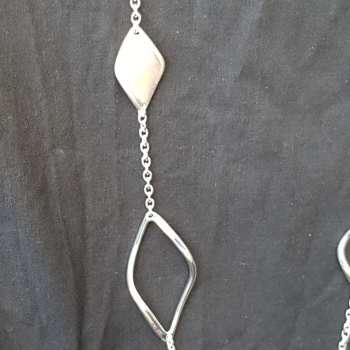 Lange Kette versilbert, matt-glänzend kombiniert
