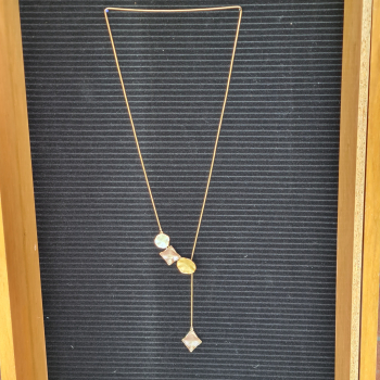 Lange Kette in Gold mit Brauntönen