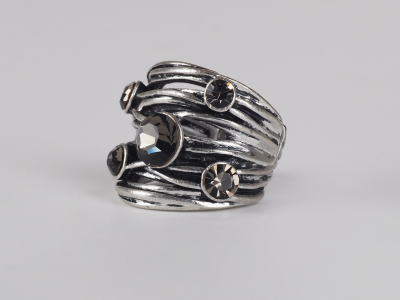 Ring mit elastischem Band