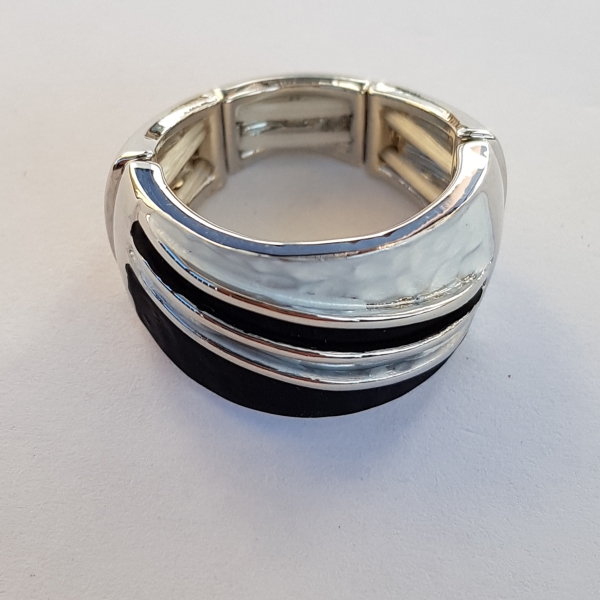 Ring mit elastischem Band