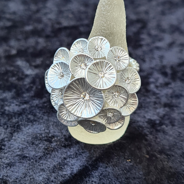 Ring rhodiniert mit Kristallen