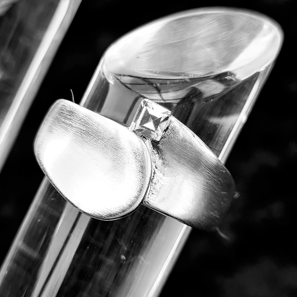 Ring versilbert, matt, mit Kristall