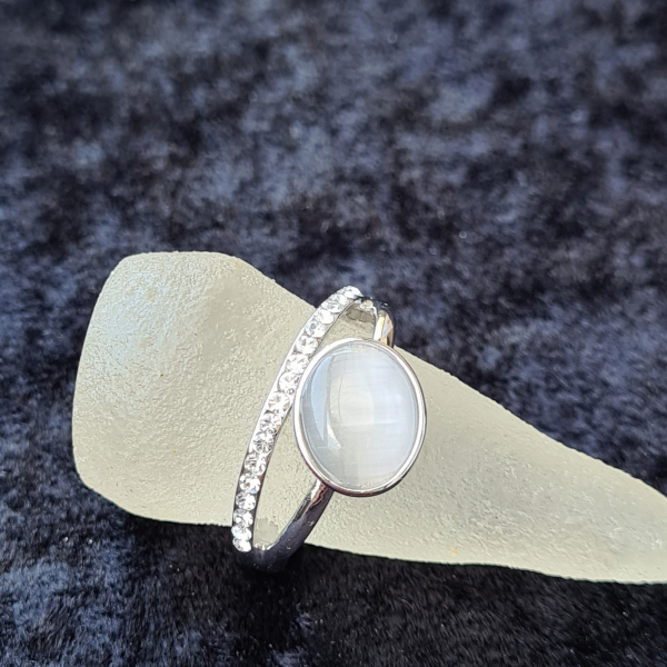 Ring mit Kristallen und Katzenauge