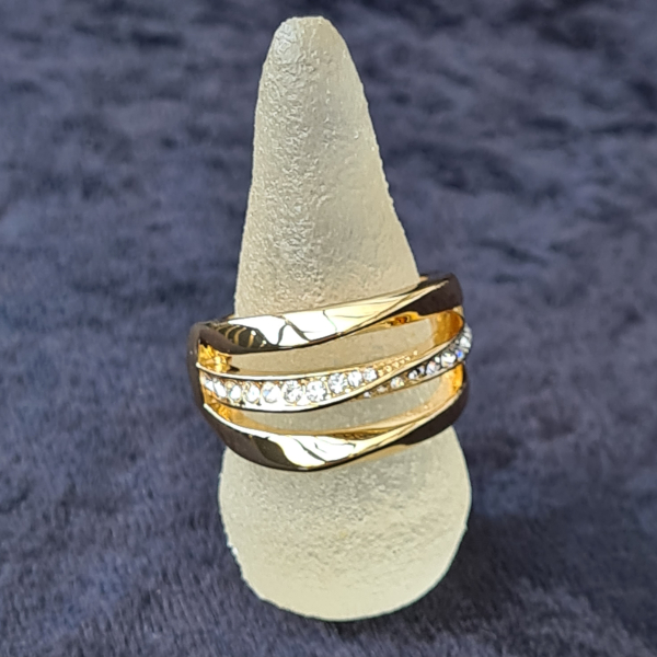 Ring vergoldet, mit Kristallen