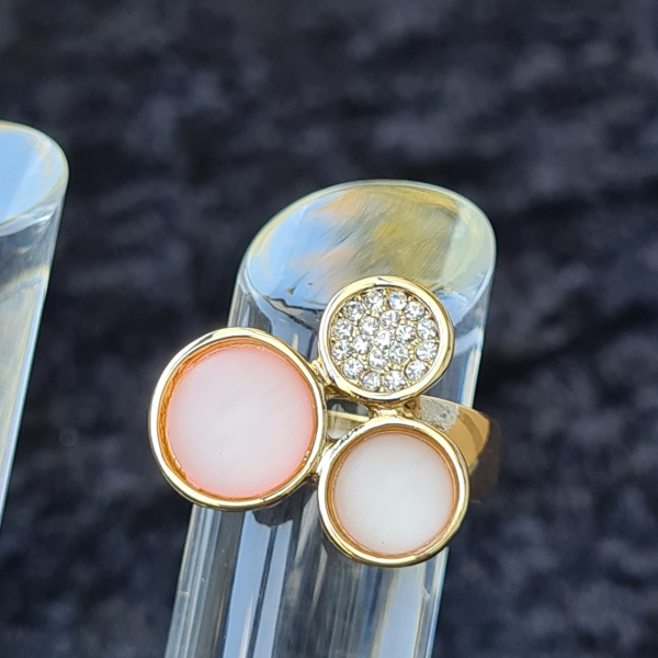 Ring, vergoldet, mit Katzenaugen und Kristallen