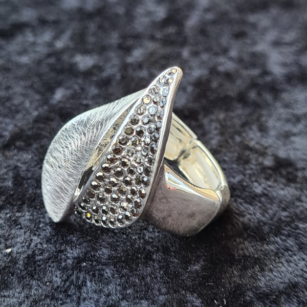 Ring mit schwarzen Kristallen