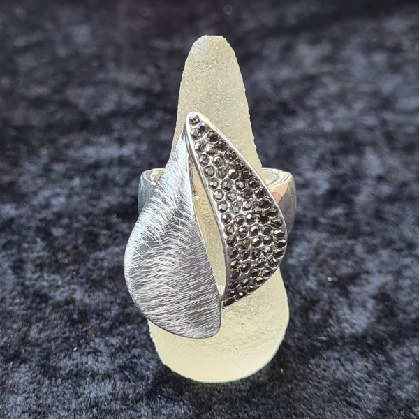 Ring mit schwarzen Kristallen