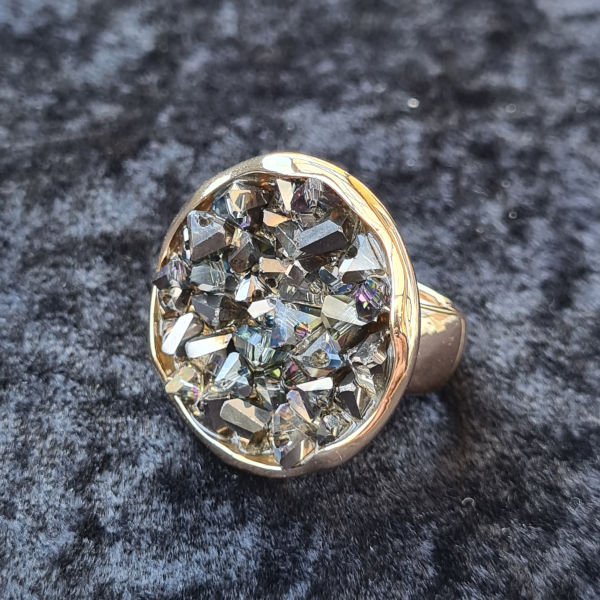 Ring vergoldet mit schwarzen Kristallen