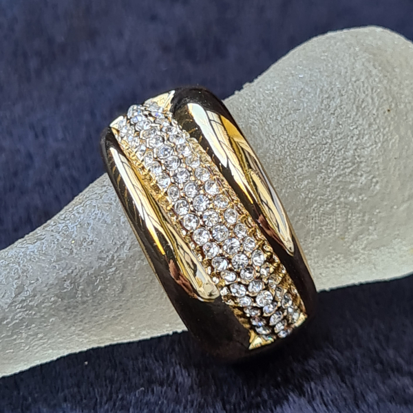 Ring vergoldet, mit Kristallen