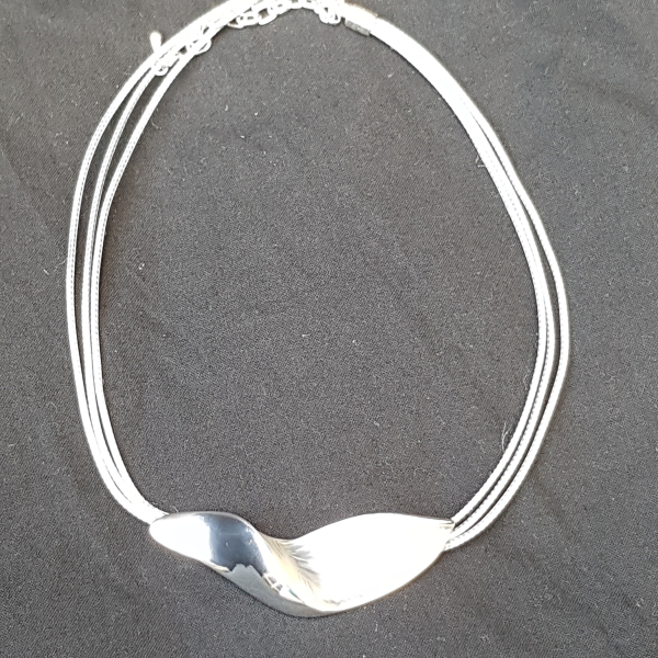 Collier versilbert mit grauen Textilbändern