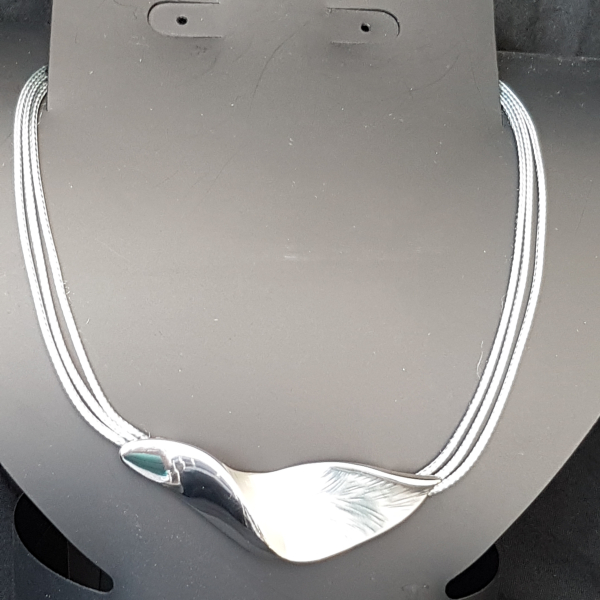 Collier versilbert mit grauen Textilbändern