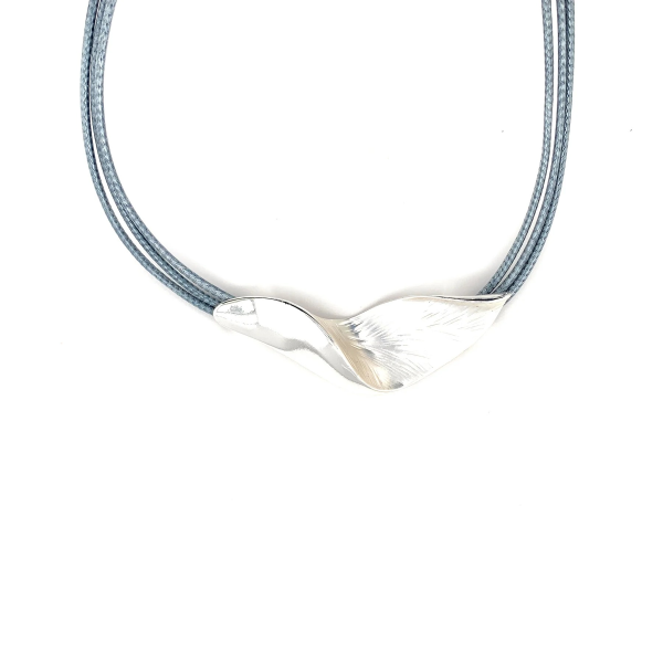 Collier versilbert mit grauen Textilbändern