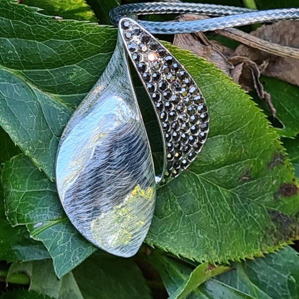 Kette versilbert mit schwarzen Kristallen