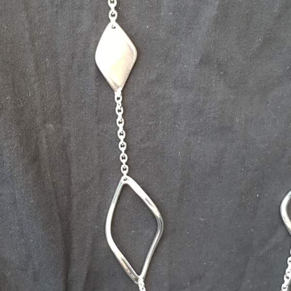 Lange Kette versilbert, matt-glänzend kombiniert