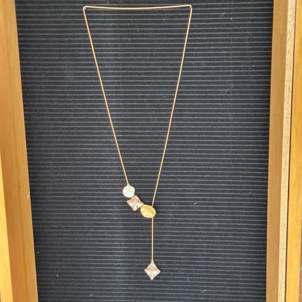 Lange Kette in Gold mit Brauntönen