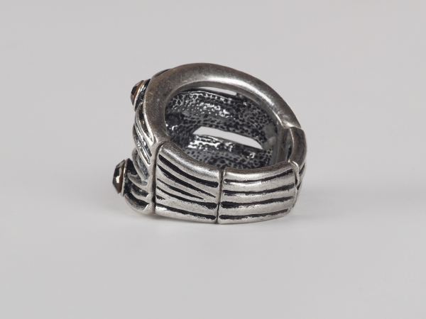 Ring mit elastischem Band
