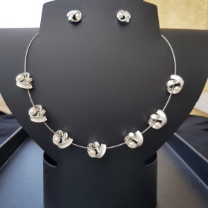 Collier mit Stecker, matt-glänzend mit Perle