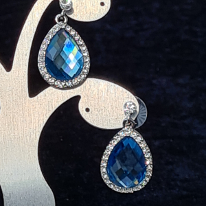 Ohrstecker Tropfen blau mit Kristallen