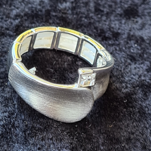 Ring versilbert, matt, mit Kristall