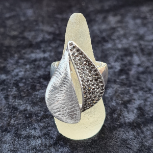 Ring mit schwarzen Kristallen