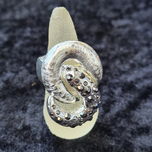 Ring versilbert mit schwarzen Kristallen