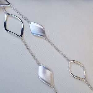 Lange Kette versilbert, matt-glänzend kombiniert